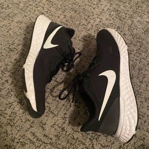 Nike Revolution Sneaker
